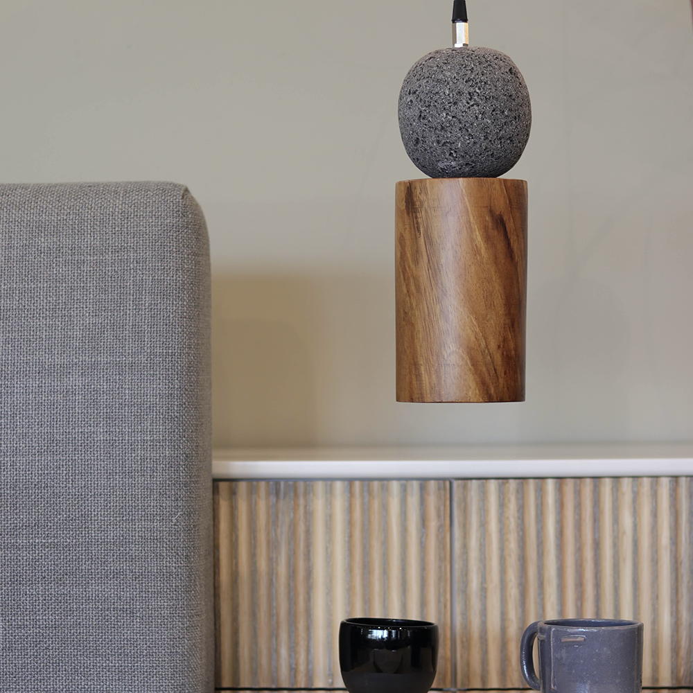 ARIO - LÁMPARA COLGANTE DE BASALTO Y PAROTA