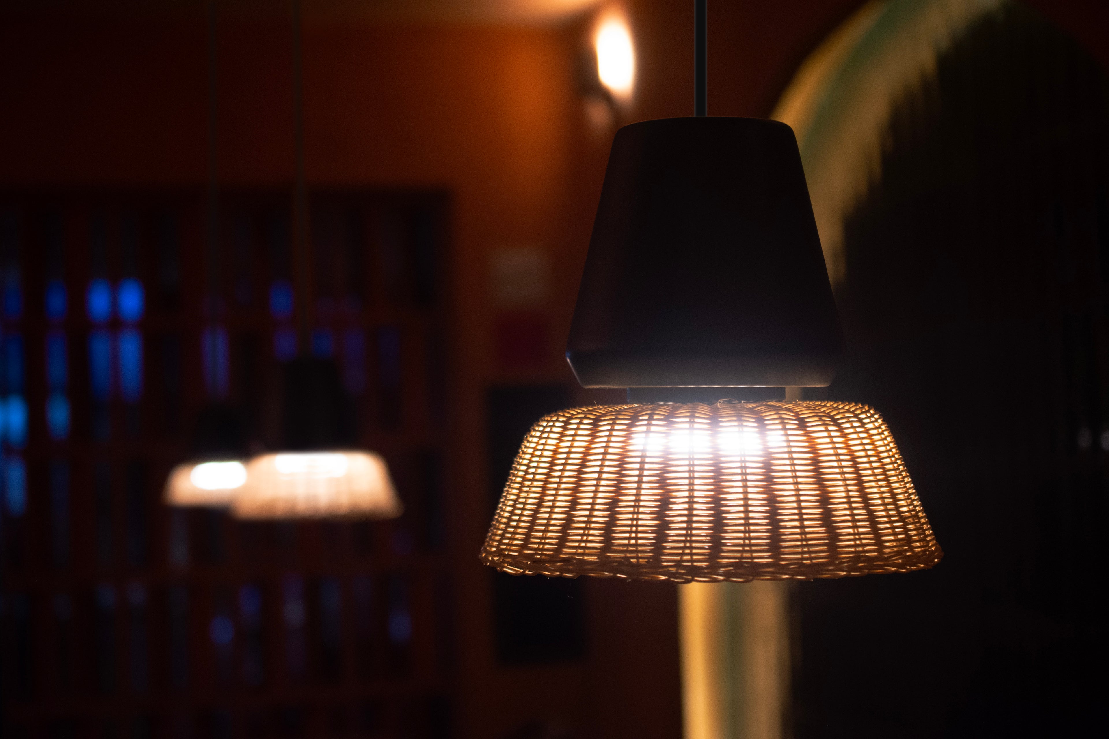 LUCERNA - LÁMPARA COLGANTE DE CERÁMICA Y MIMBRE