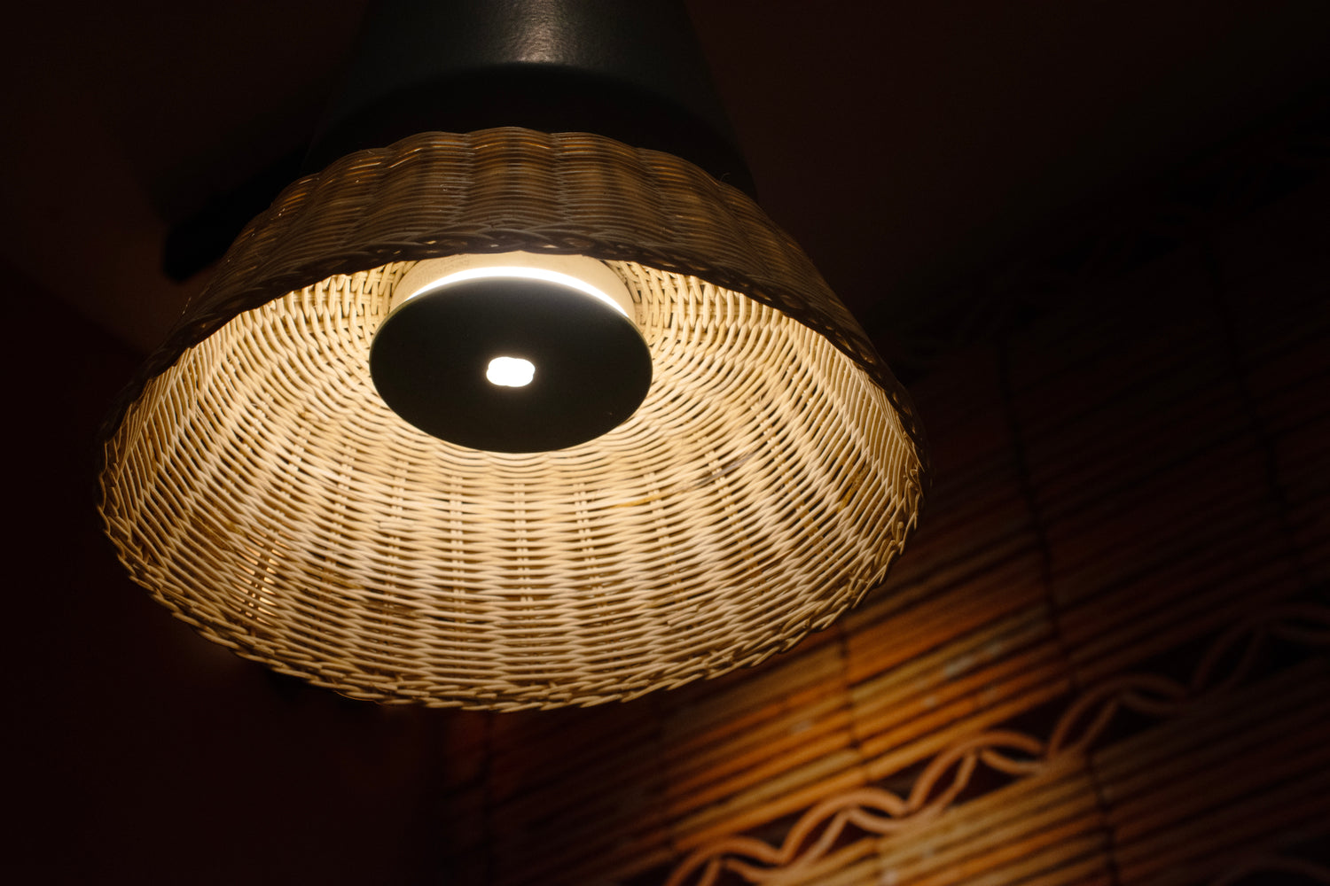 LUCERNA - LÁMPARA COLGANTE DE CERÁMICA Y MIMBRE