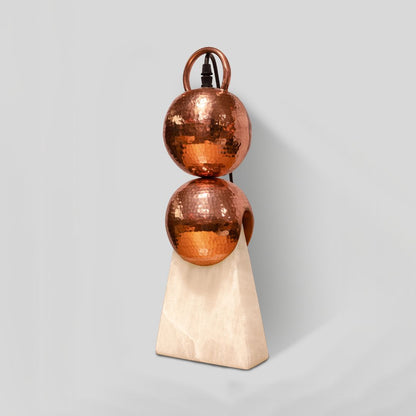 CÁTODO - LÁMPARA DE MESA DE COBRE Y ÓNIX