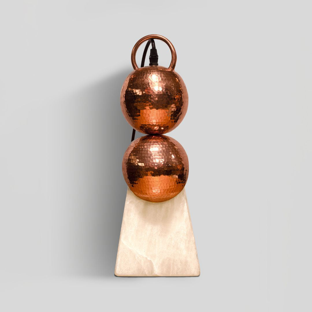 CÁTODO - LÁMPARA DE MESA DE COBRE Y ÓNIX