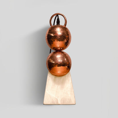 CÁTODO - LÁMPARA DE MESA DE COBRE Y ÓNIX