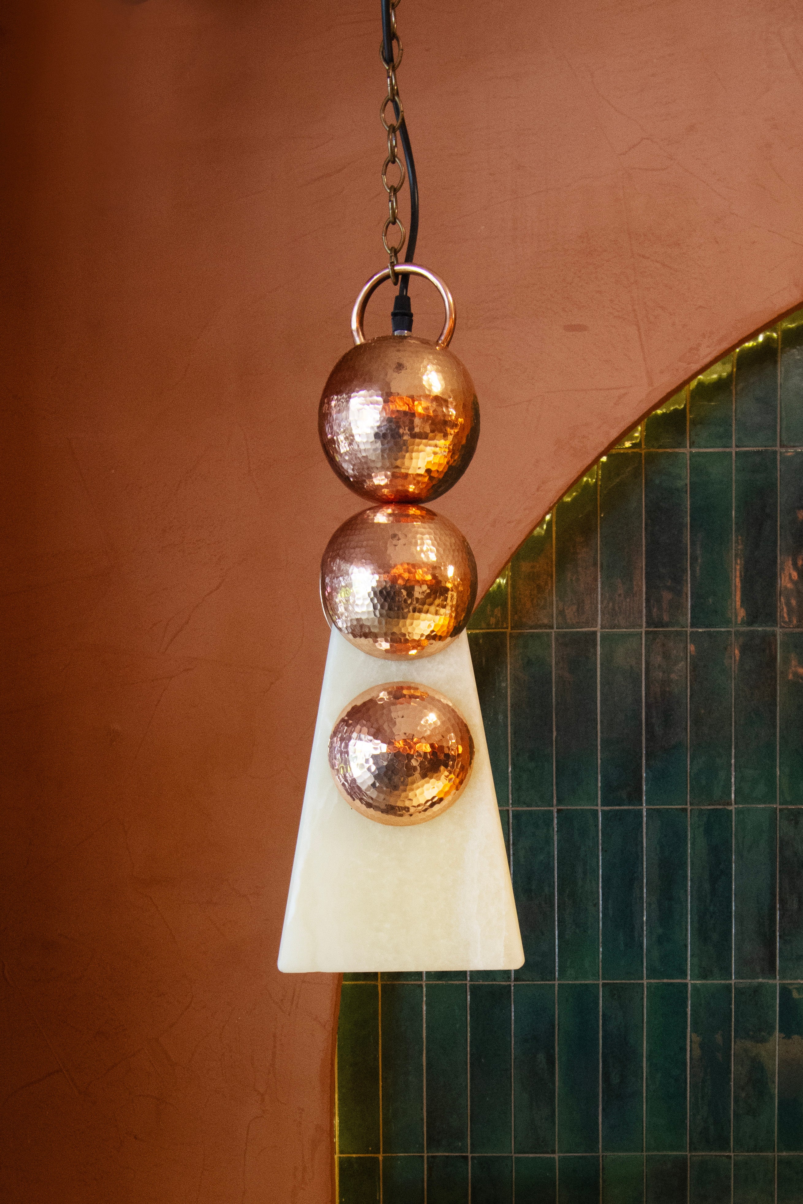 HALO - LÁMPARA COLGANTE DE COBRE Y ÓNIX