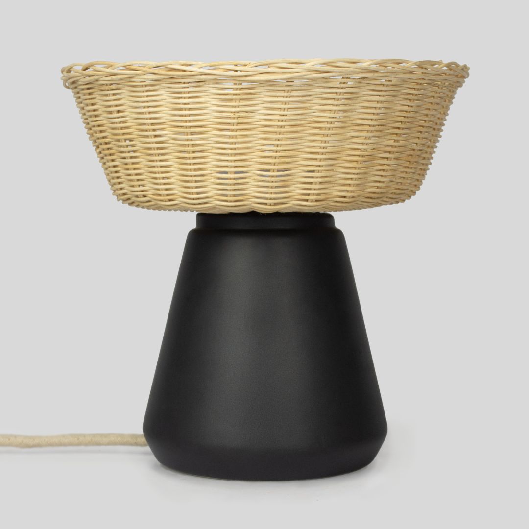 NAHUA - LÁMPARA DE MESA DE CERÁMICA Y MIMBRE
