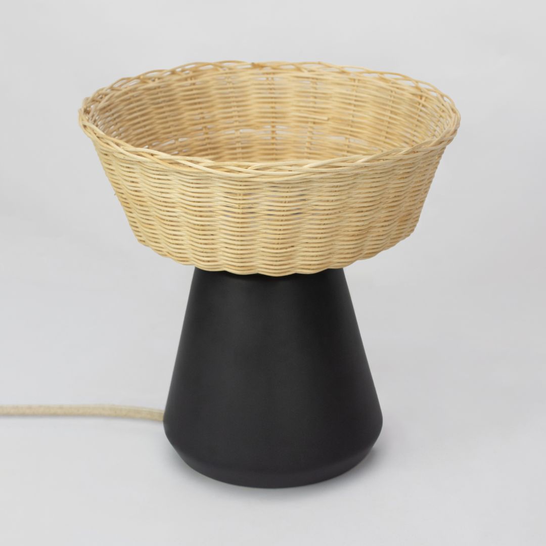 NAHUA - LÁMPARA DE MESA DE CERÁMICA Y MIMBRE