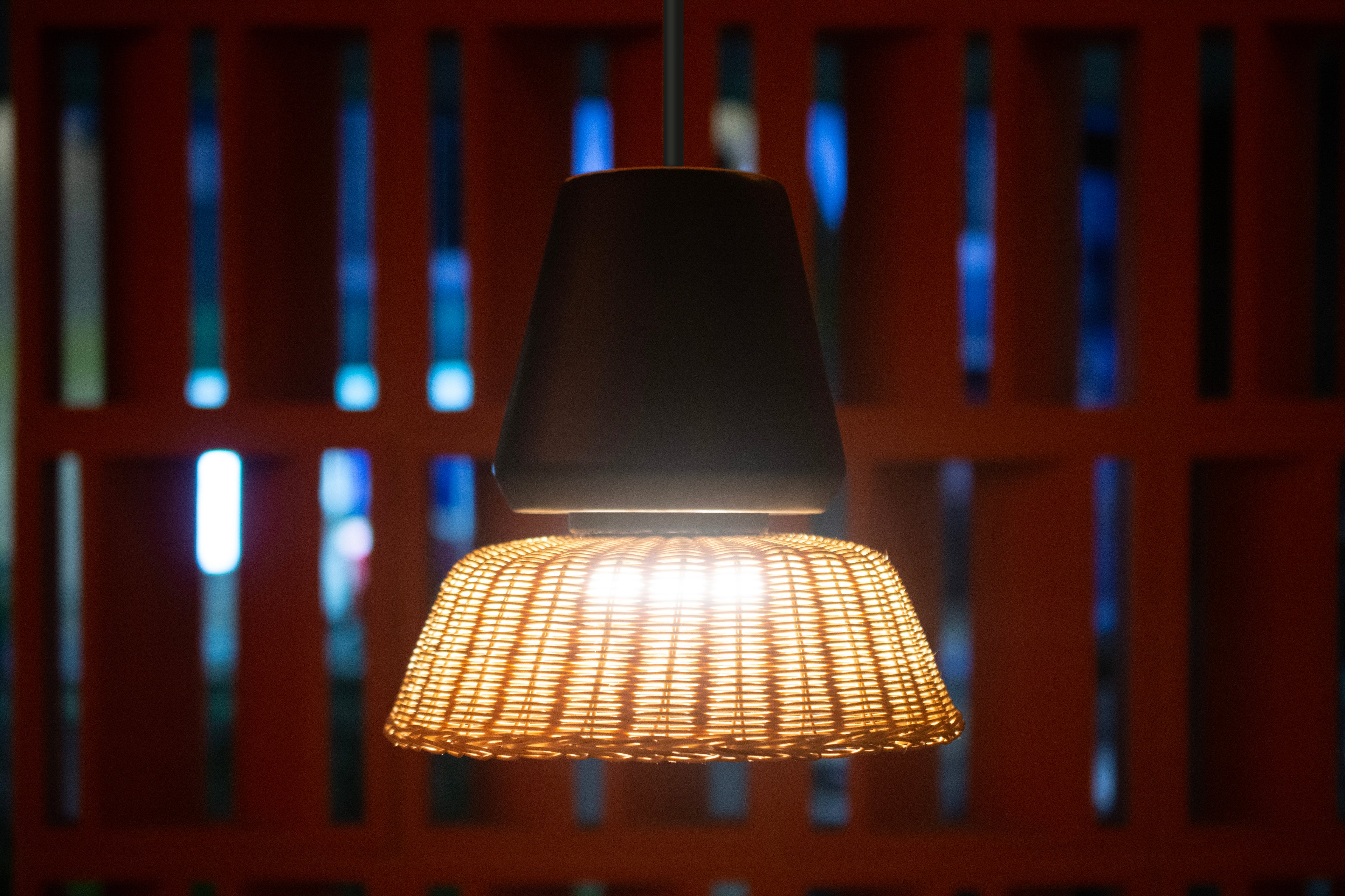 LUCERNA - LÁMPARA COLGANTE DE CERÁMICA Y MIMBRE