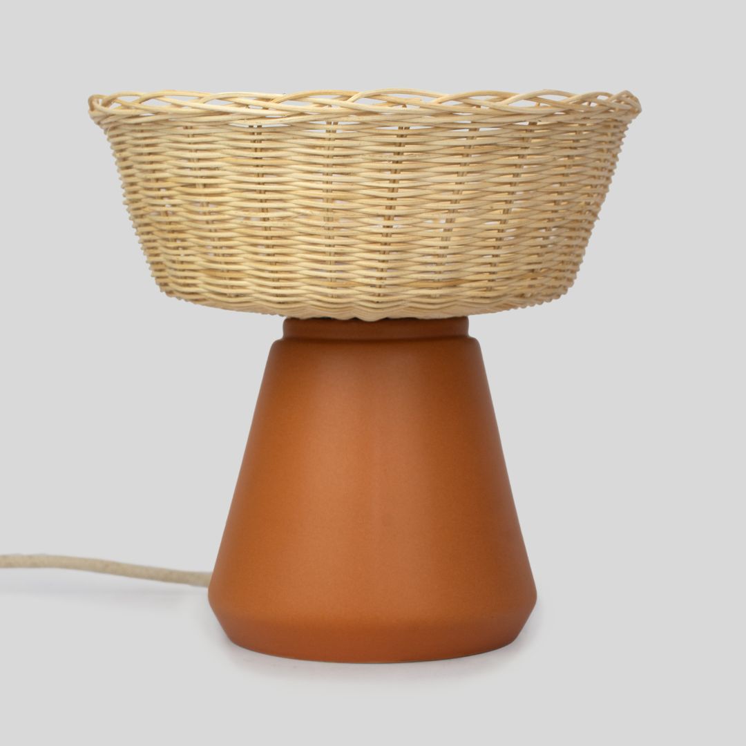 NAHUA - LÁMPARA DE MESA DE CERÁMICA Y MIMBRE