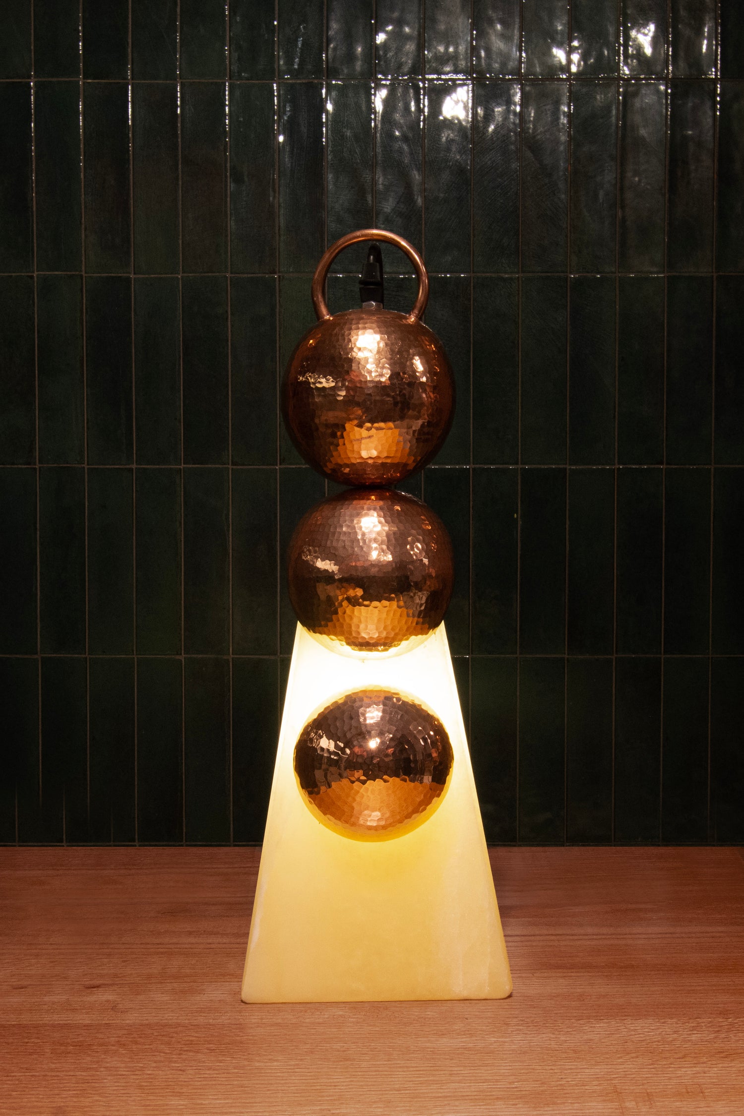 HALO - LÁMPARA DE MESA DE COBRE Y ÓNIX