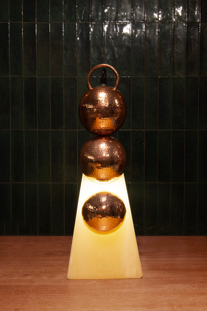 HALO - LÁMPARA DE MESA DE COBRE Y ÓNIX