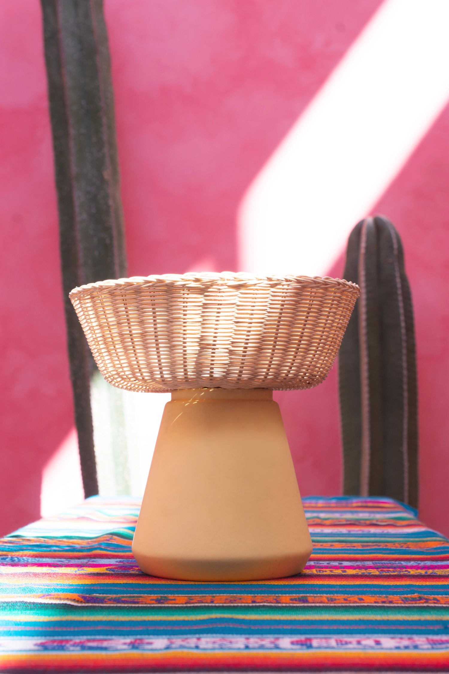 NAHUA - LÁMPARA DE MESA DE CERÁMICA Y MIMBRE