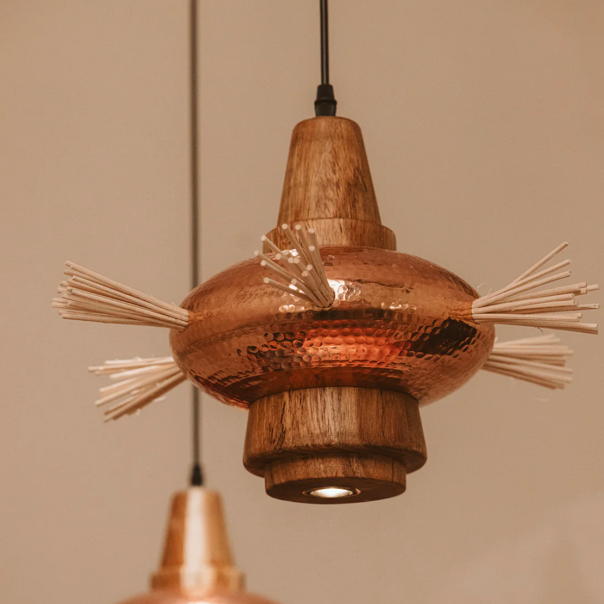 AUIL - LÁMPARA COLGANTE DE COBRE Y PAROTA