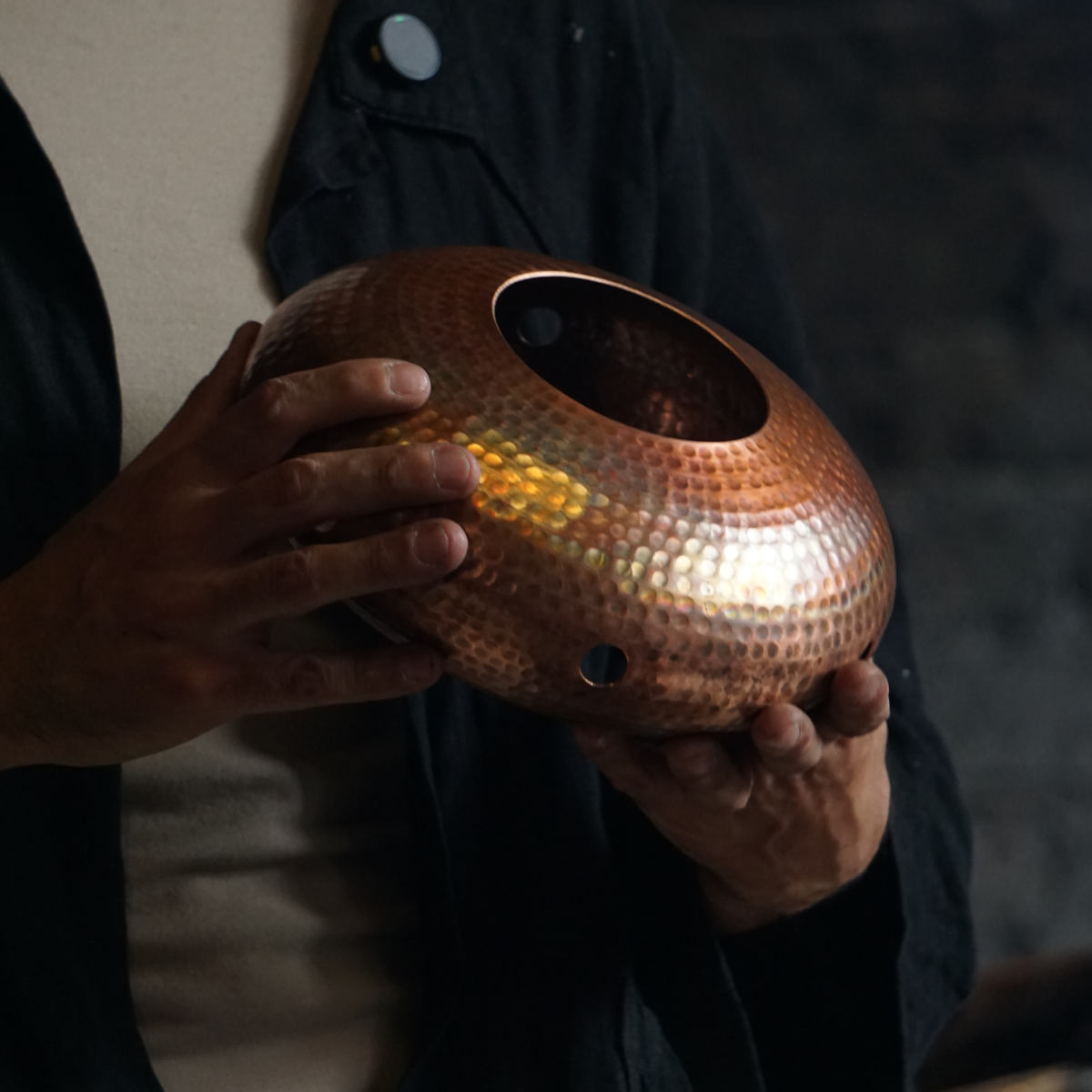 AUIL - LÁMPARA COLGANTE DE COBRE Y PAROTA