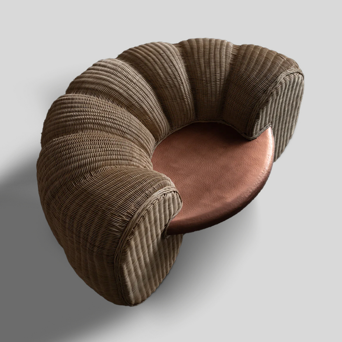 AURA - SILLÓN DE COBRE MARTILLADO Y TEJIDO DE MIMBRE