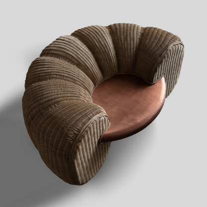 AURA - SILLÓN DE COBRE MARTILLADO Y TEJIDO DE MIMBRE