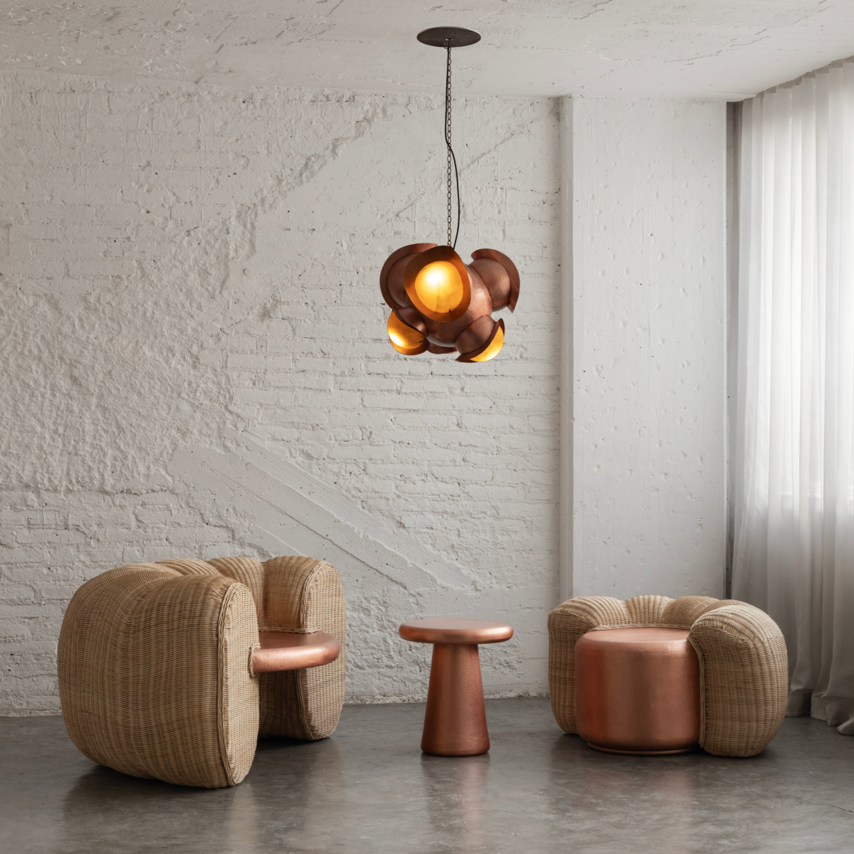 AURA - SILLÓN DE COBRE MARTILLADO Y TEJIDO DE MIMBRE