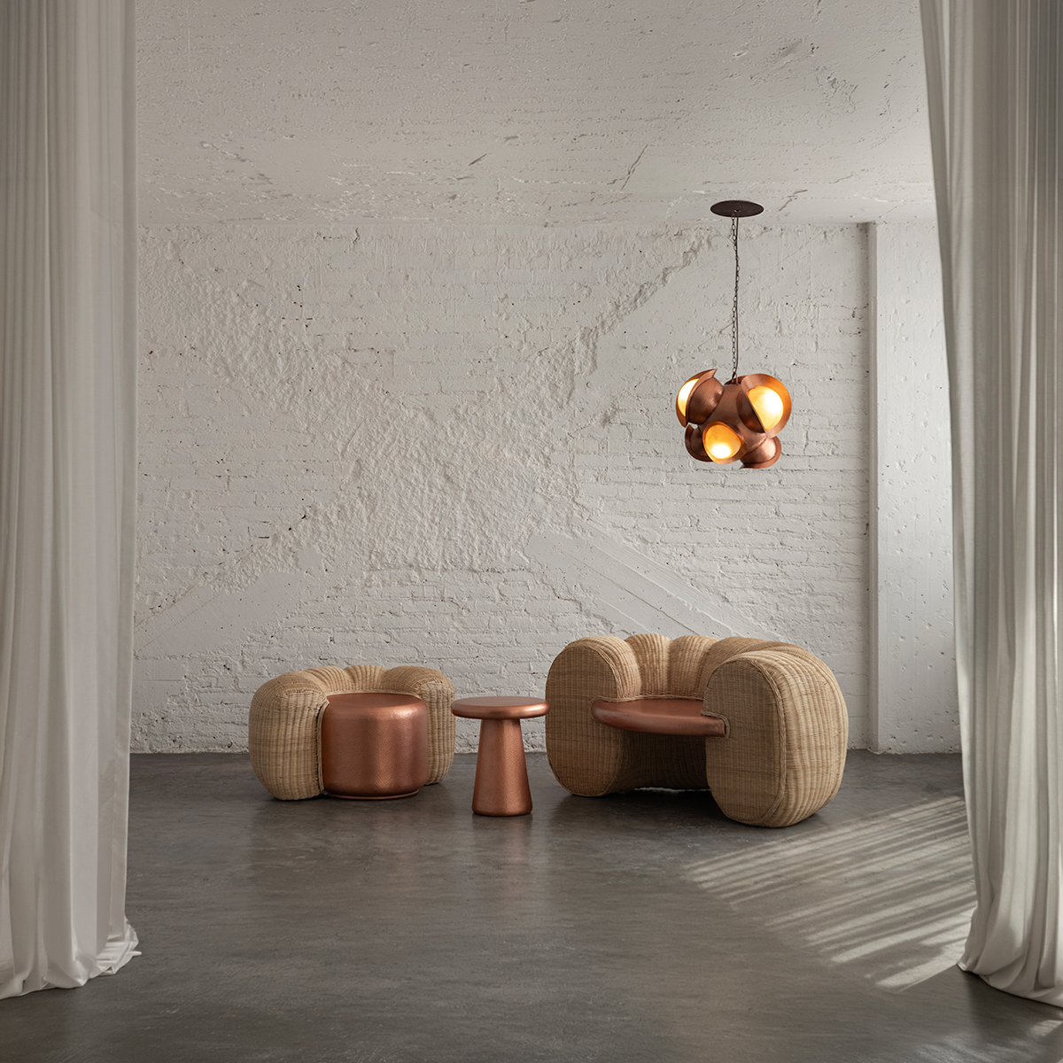 AURA - SILLÓN DE COBRE MARTILLADO Y TEJIDO DE MIMBRE