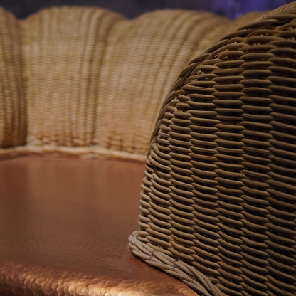 AURA - SILLÓN DE COBRE MARTILLADO Y TEJIDO DE MIMBRE