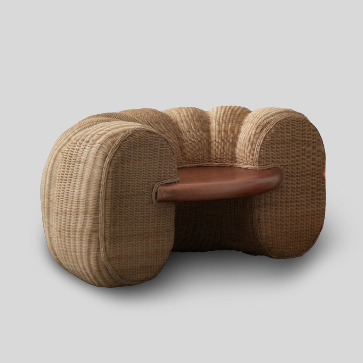 AURA - SILLÓN DE COBRE MARTILLADO Y TEJIDO DE MIMBRE