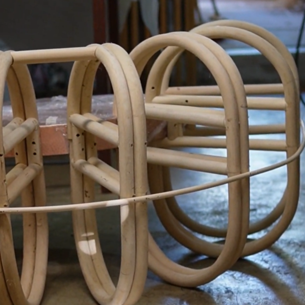 AURA - SILLÓN DE COBRE MARTILLADO Y TEJIDO DE MIMBRE