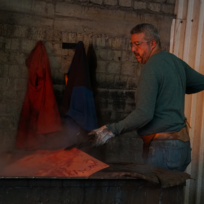 AURA - SILLÓN DE COBRE MARTILLADO Y TEJIDO DE MIMBRE