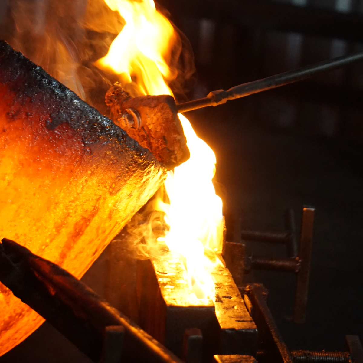 CÁTODO - LÁMPARA DE MESA DE COBRE Y ÓNIX