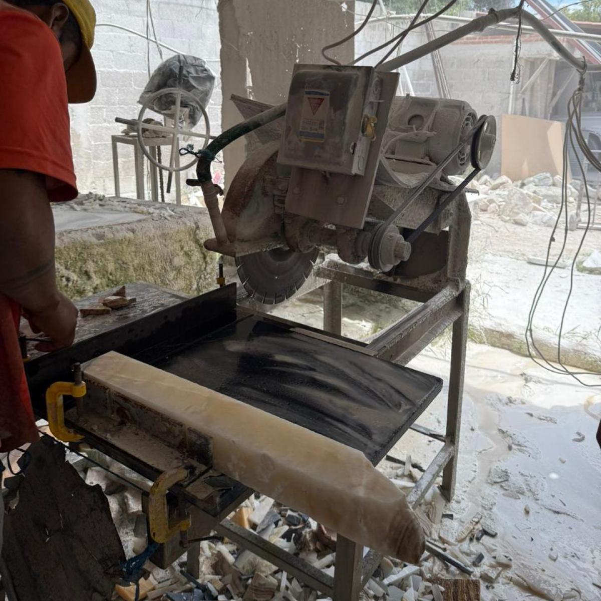 CÁTODO - LÁMPARA DE MESA DE COBRE Y ÓNIX