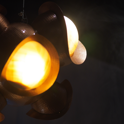 CELIS - LÁMPARA COLGANTE DE COBRE MARTILLADO CON PANTALLAS DE ÓNIX