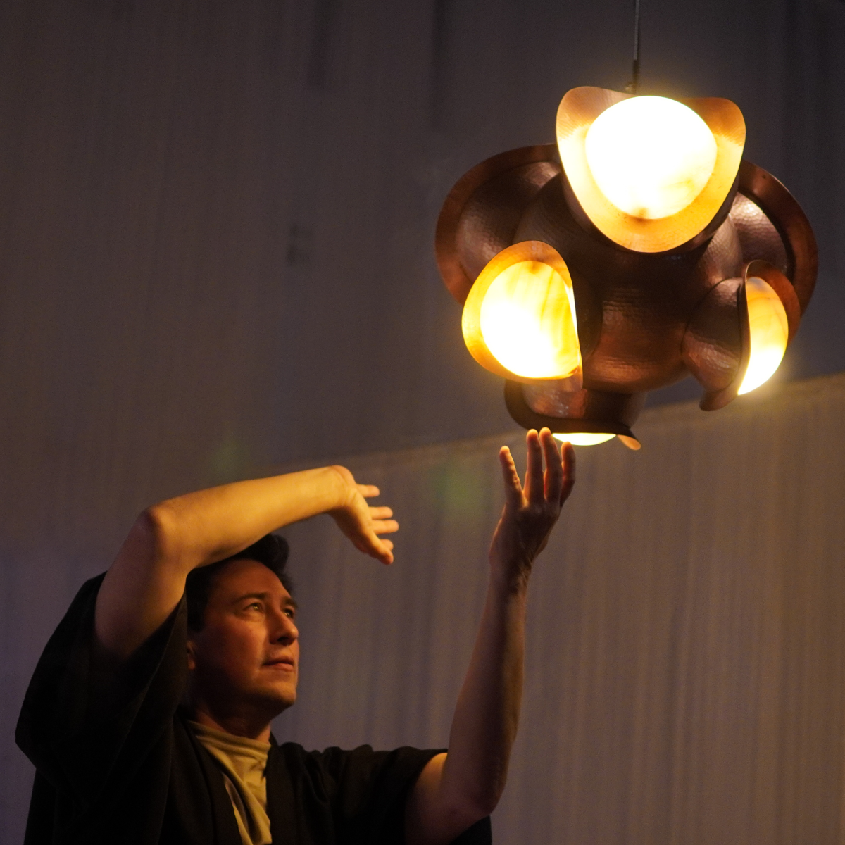 CELIS - LÁMPARA COLGANTE DE COBRE MARTILLADO CON PANTALLAS DE ÓNIX