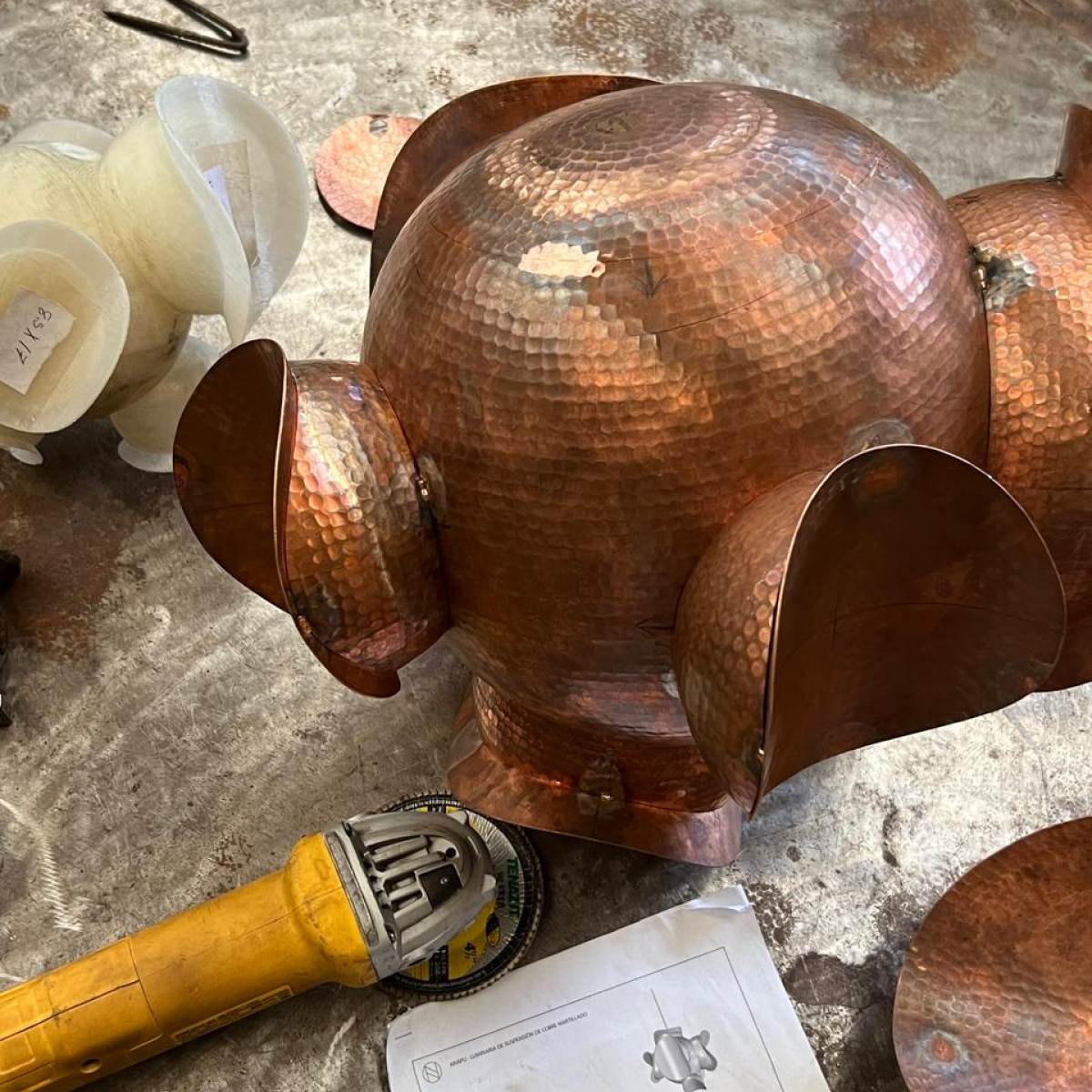 CELIS - LÁMPARA COLGANTE DE COBRE MARTILLADO CON PANTALLAS DE ÓNIX