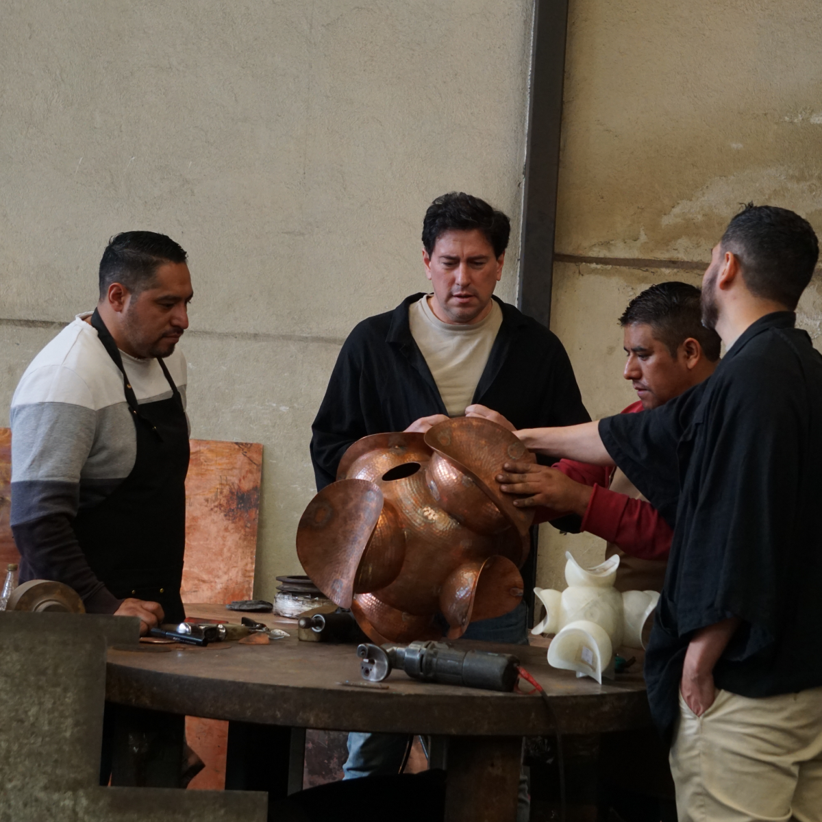 CELIS - LÁMPARA COLGANTE DE COBRE MARTILLADO CON PANTALLAS DE ÓNIX