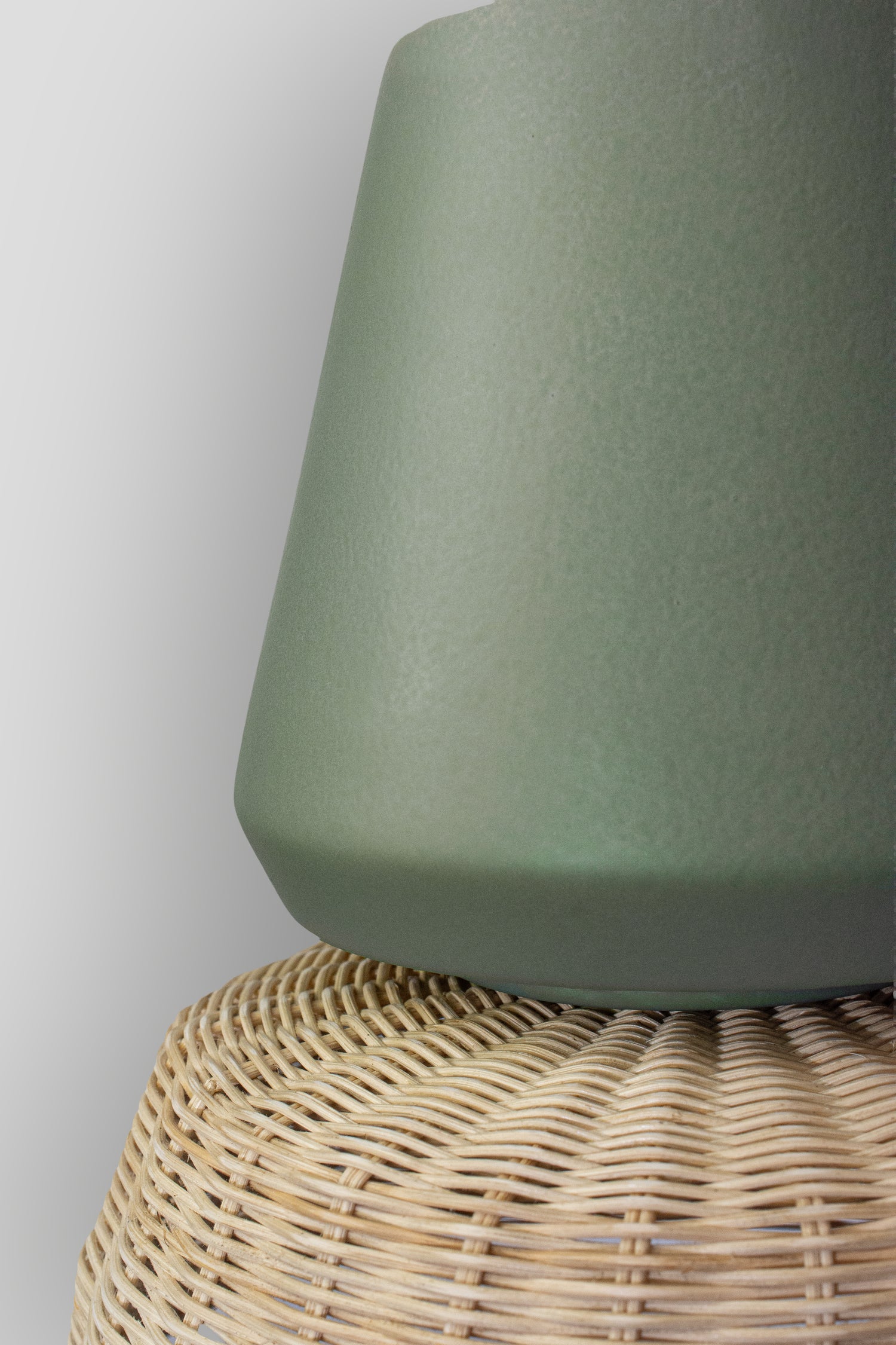 LUCERNA - LÁMPARA COLGANTE DE CERÁMICA Y MIMBRE