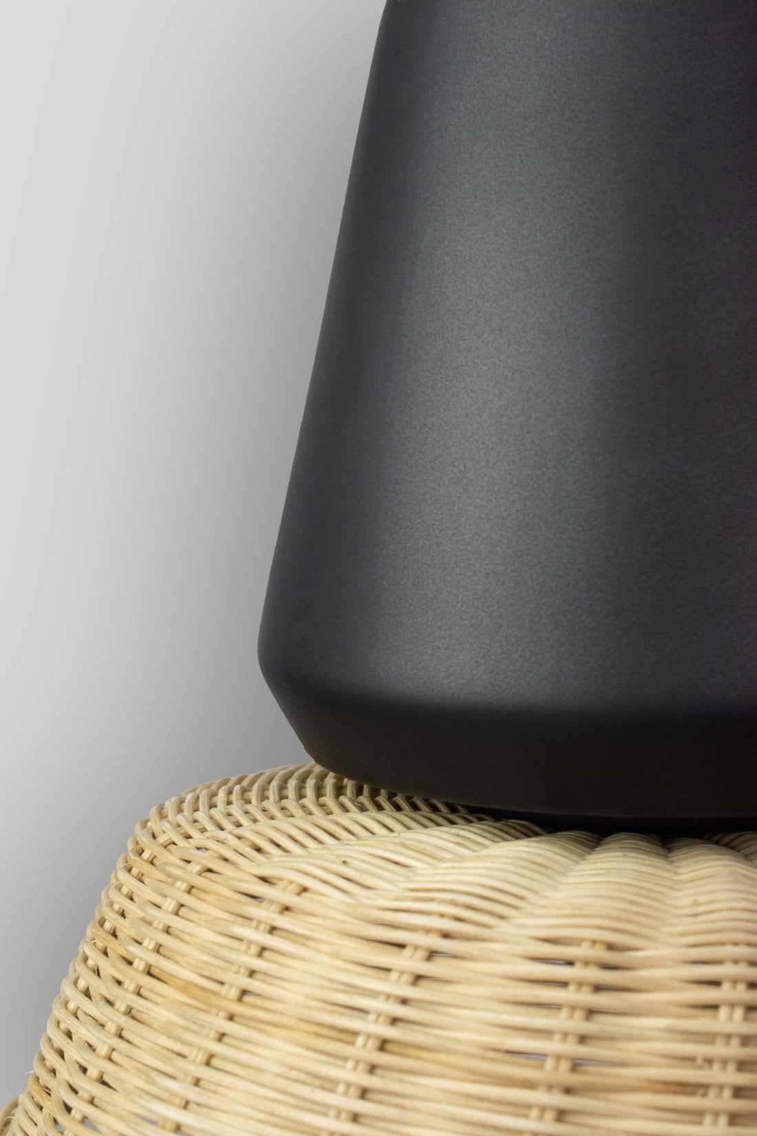 LUCERNA - LÁMPARA COLGANTE DE CERÁMICA Y MIMBRE