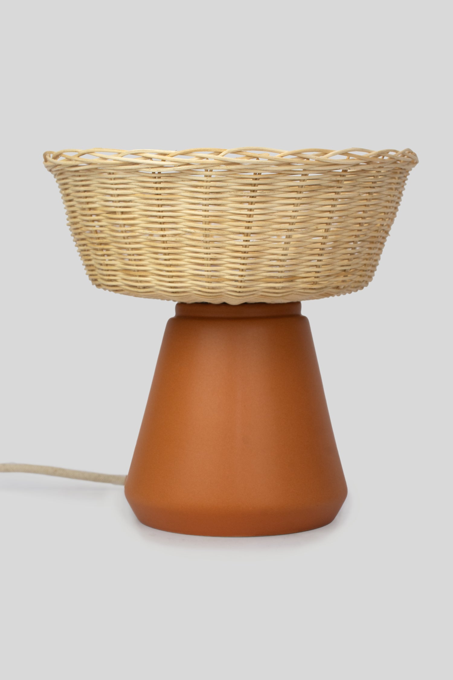 NAHUA - LÁMPARA DE MESA DE CERÁMICA Y MIMBRE