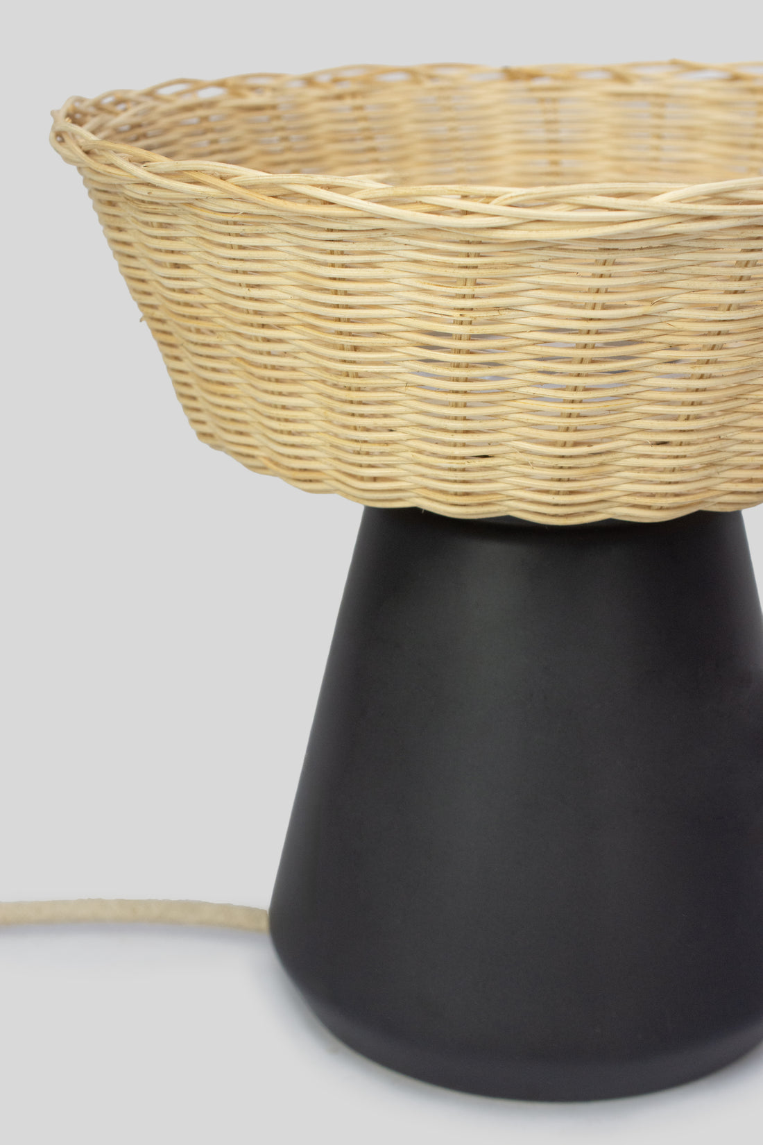 NAHUA - LÁMPARA DE MESA DE CERÁMICA Y MIMBRE