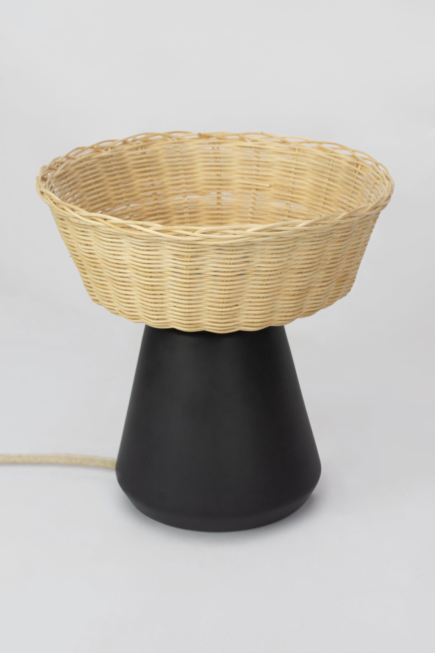 NAHUA - LÁMPARA DE MESA DE CERÁMICA Y MIMBRE