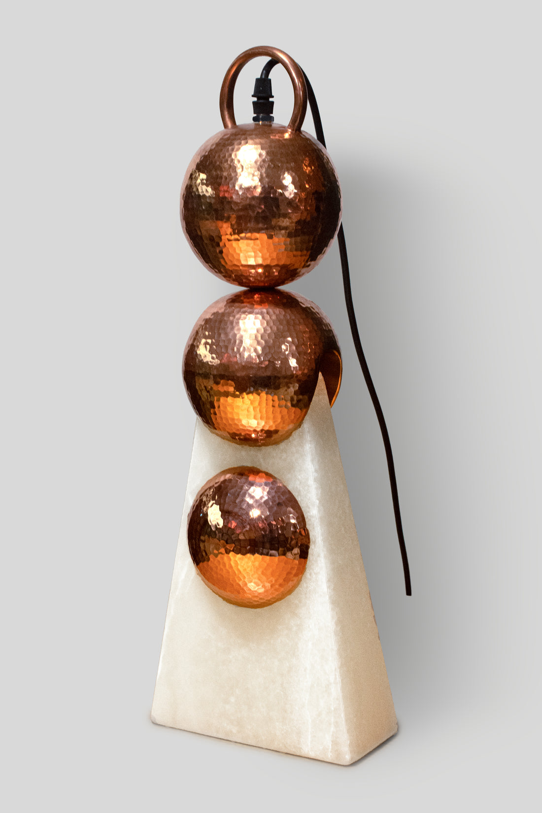 HALO - LÁMPARA DE MESA DE COBRE Y ÓNIX