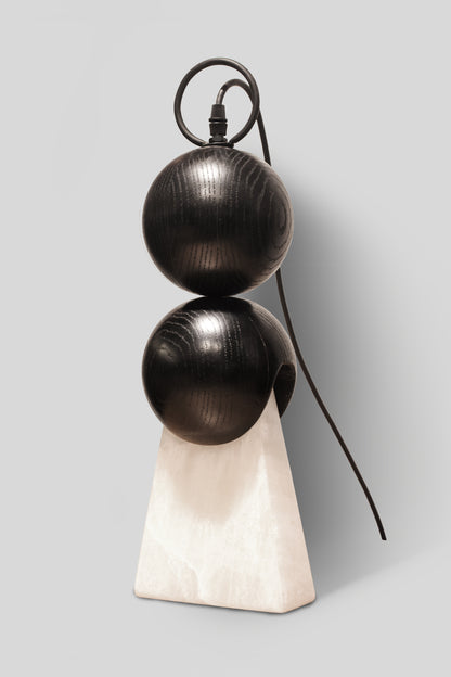 CÁTODO - LÁMPARA DE MESA DE ENCINO Y ÓNIX