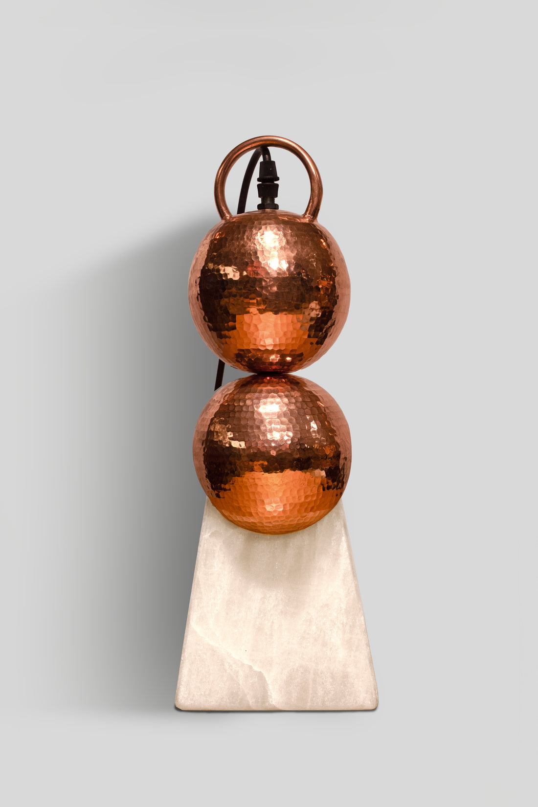 CÁTODO - LÁMPARA DE MESA DE COBRE Y ÓNIX