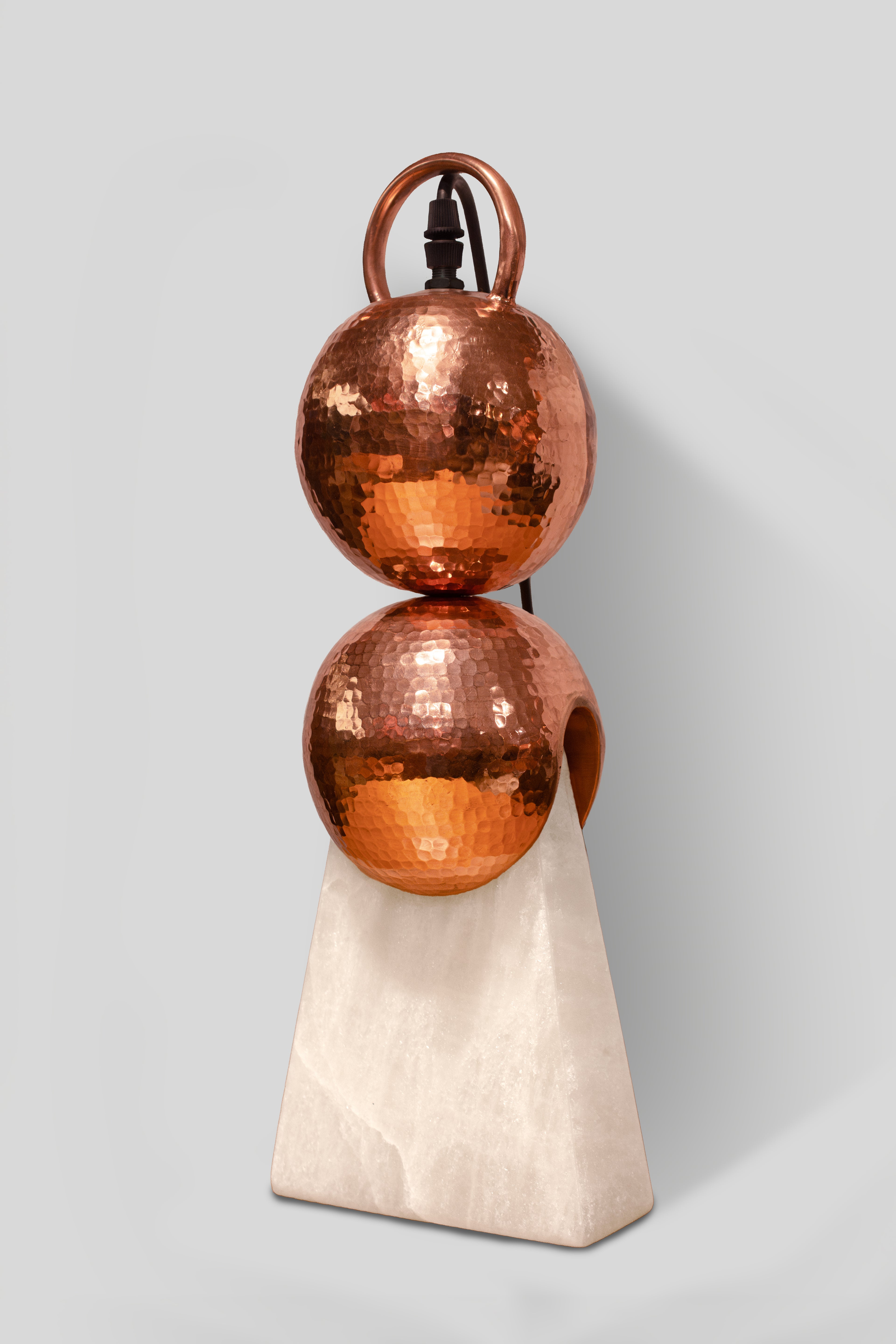 CÁTODO - LÁMPARA DE MESA DE COBRE Y ÓNIX