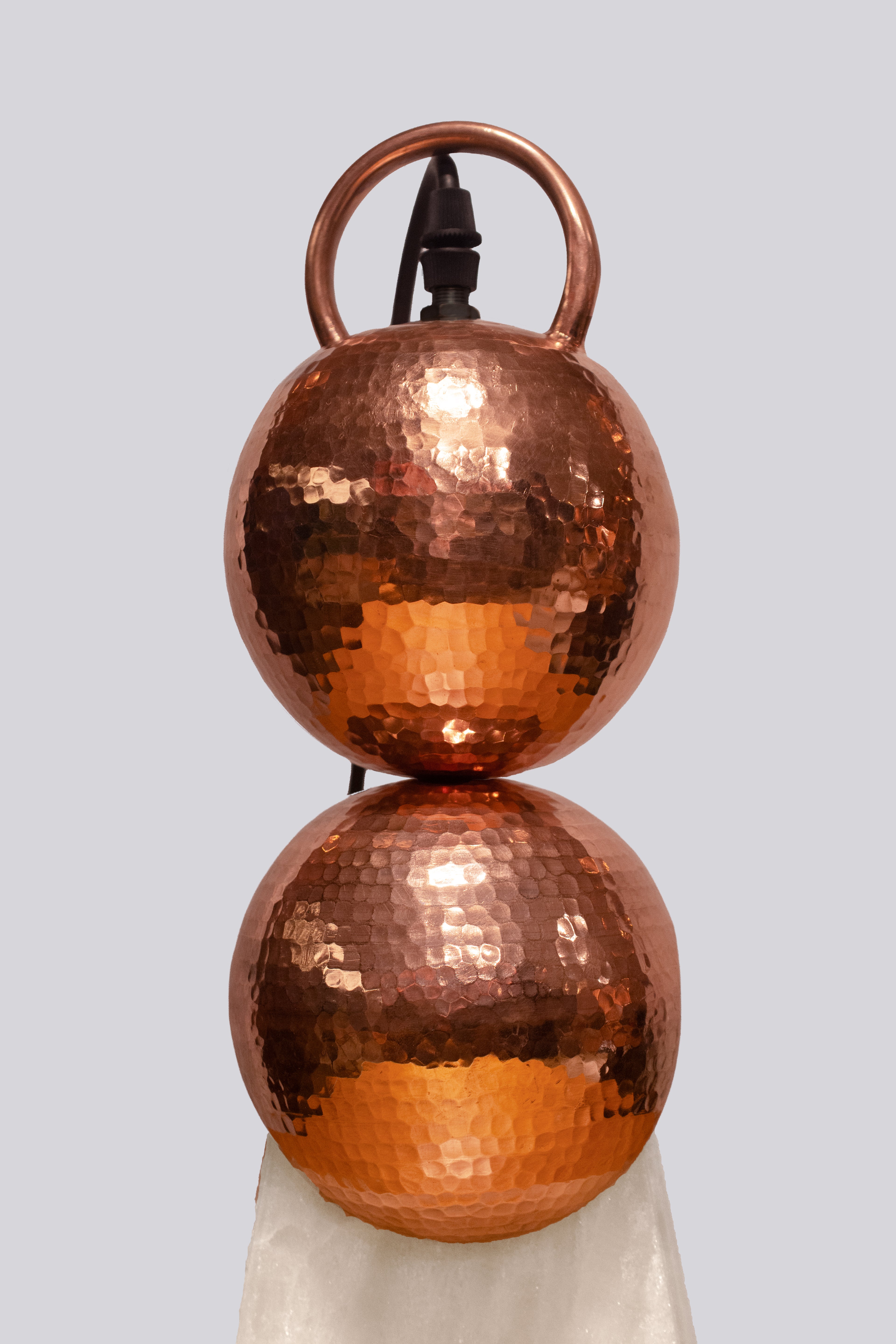 CÁTODO - LÁMPARA DE MESA DE COBRE Y ÓNIX