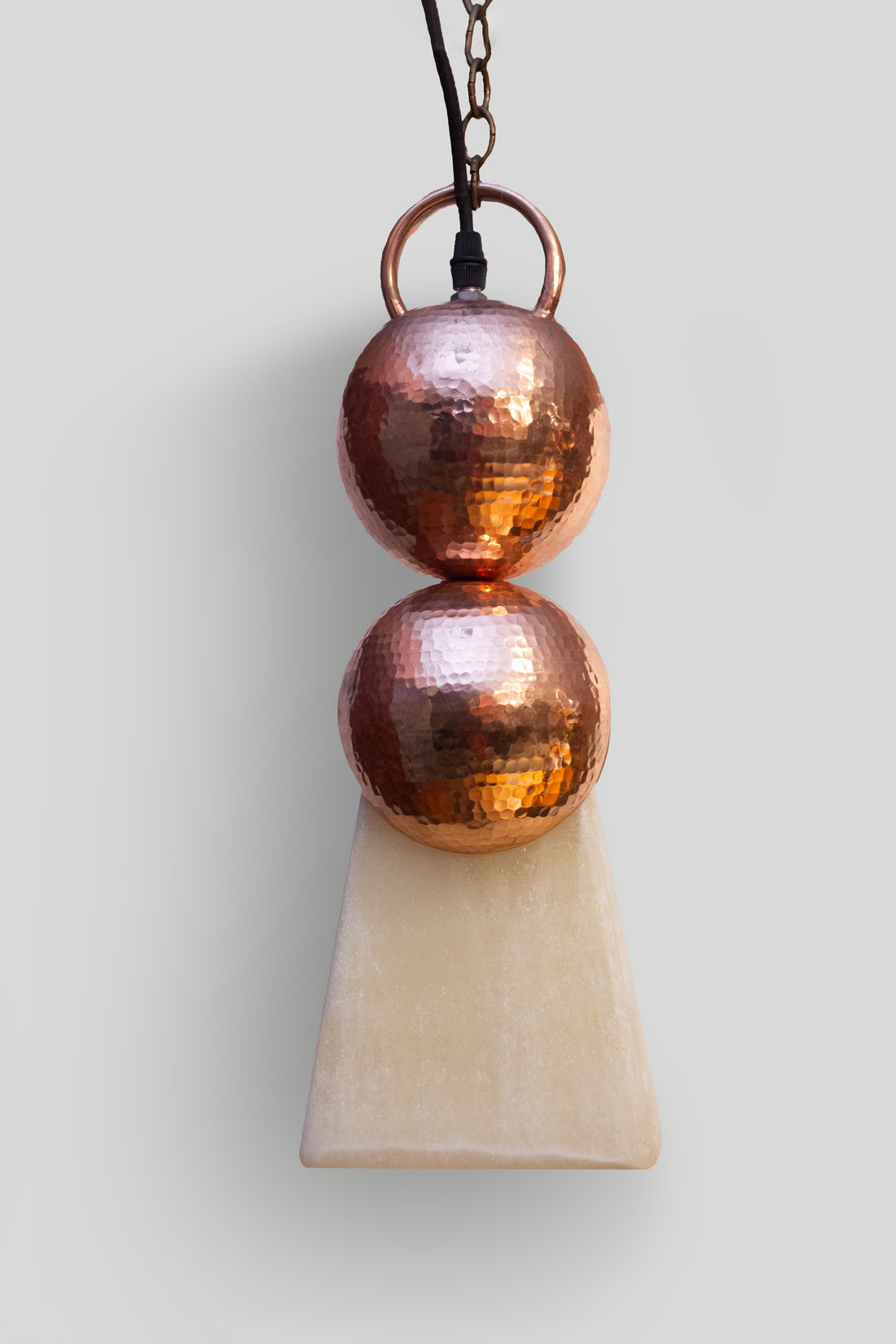 CÁTODO - LÁMPARA COLGANTE DE COBRE Y ÓNIX