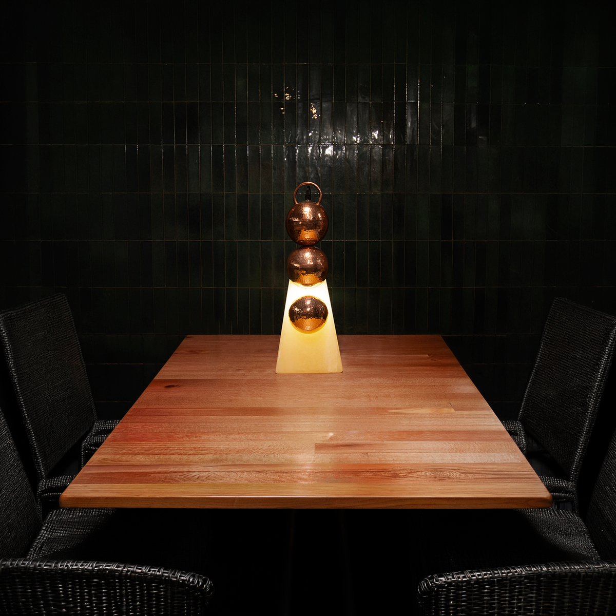 HALO - LÁMPARA DE MESA DE COBRE Y ÓNIX