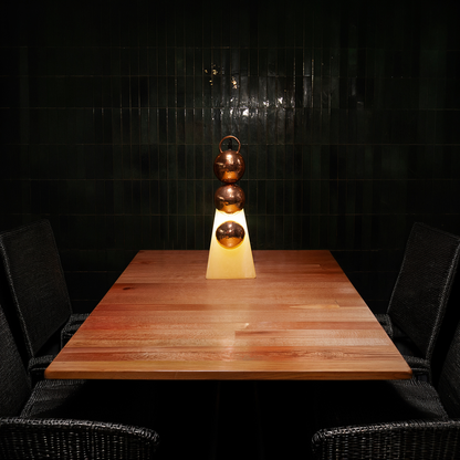 HALO - LÁMPARA DE MESA DE COBRE Y ÓNIX