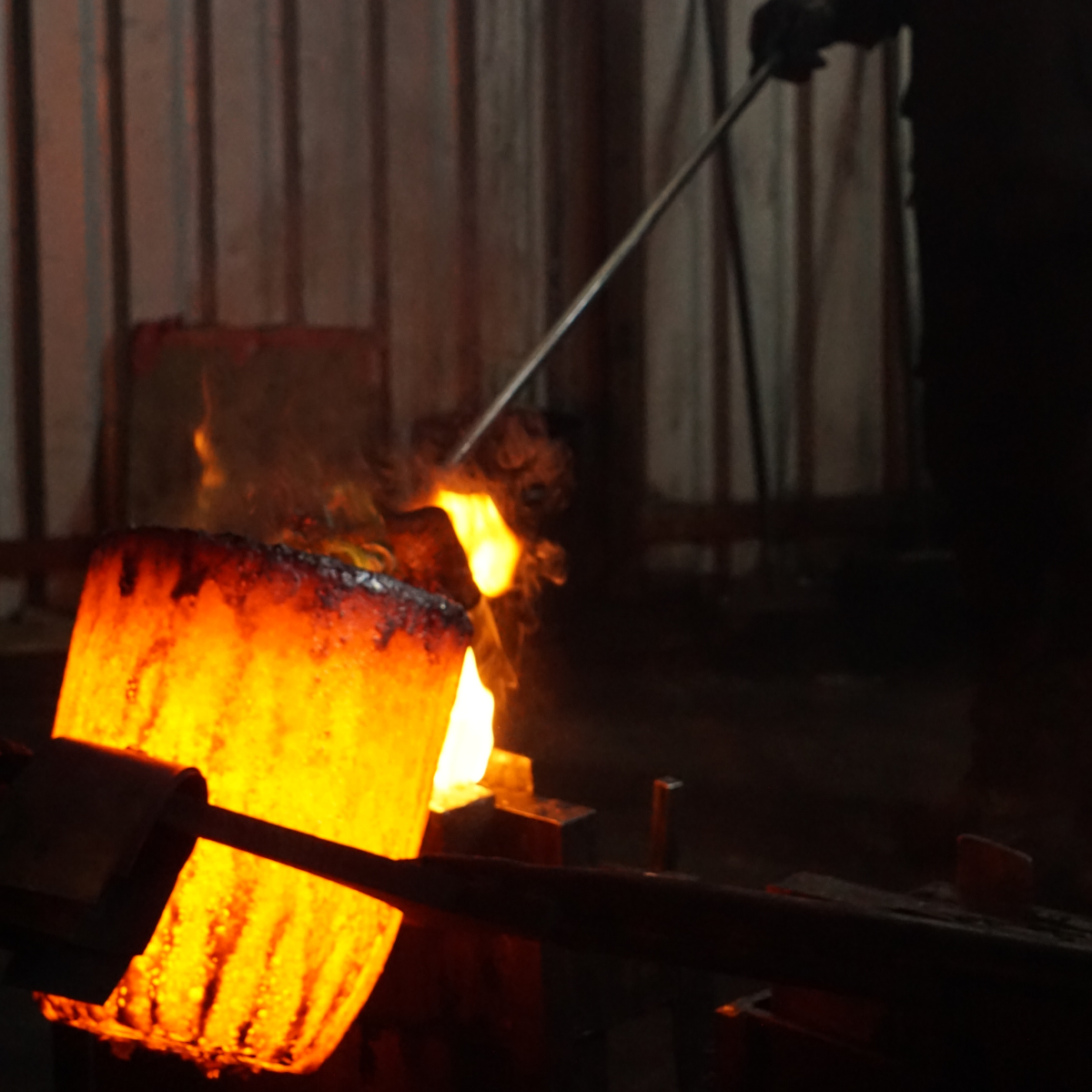 HALO - LÁMPARA DE MESA DE COBRE Y ÓNIX