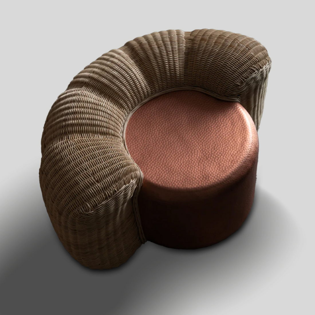 LUMO - TABURETE DE COBRE MARTILLADO CON TEJIDO DE MIMBRE