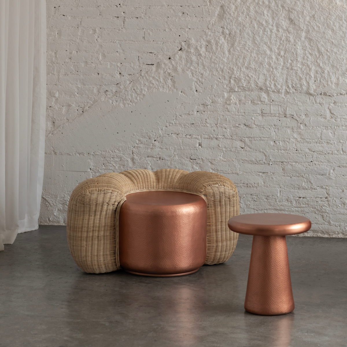 LUMO - TABURETE DE COBRE MARTILLADO CON TEJIDO DE MIMBRE