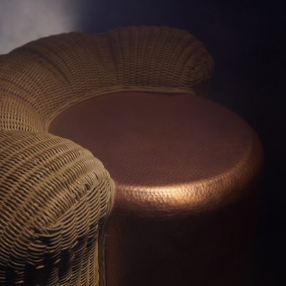 LUMO - TABURETE DE COBRE MARTILLADO CON TEJIDO DE MIMBRE