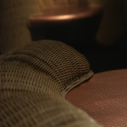 LUMO - TABURETE DE COBRE MARTILLADO CON TEJIDO DE MIMBRE