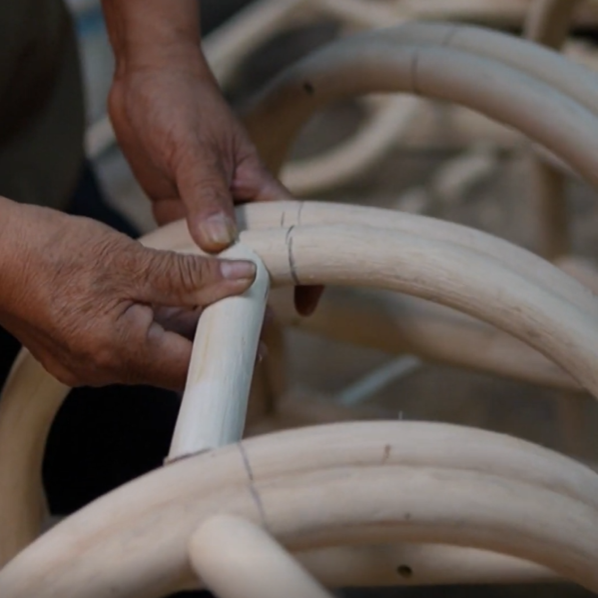 LUMO - TABURETE DE COBRE MARTILLADO CON TEJIDO DE MIMBRE