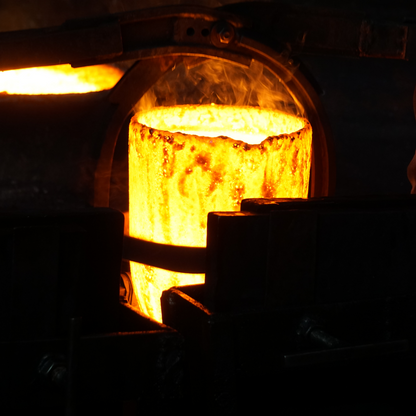 LUMO - TABURETE DE COBRE MARTILLADO CON TEJIDO DE MIMBRE